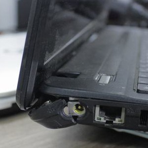 bang-gia-thay-ban-le-laptop